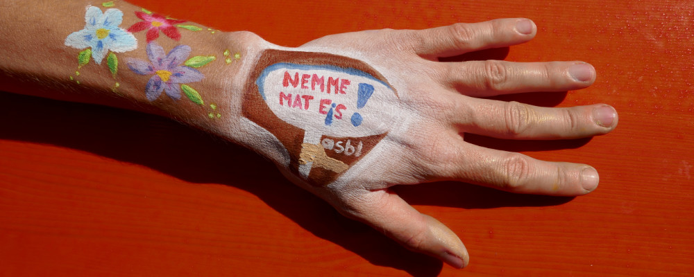 Hand mit NME Logo bemalt