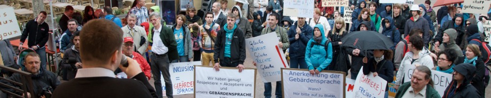 Der Präsident spricht bei einer Protestaktion